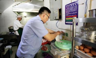 玉泉區(qū)食藥局壓實(shí)小餐飲“四化”監(jiān)管 全面提升餐飲管理水平